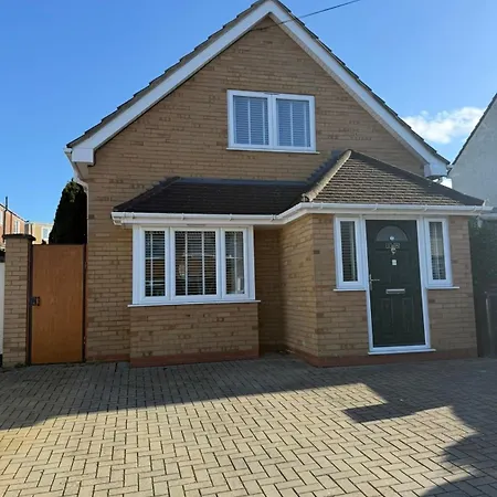 Bright & Spacious Feriehus *